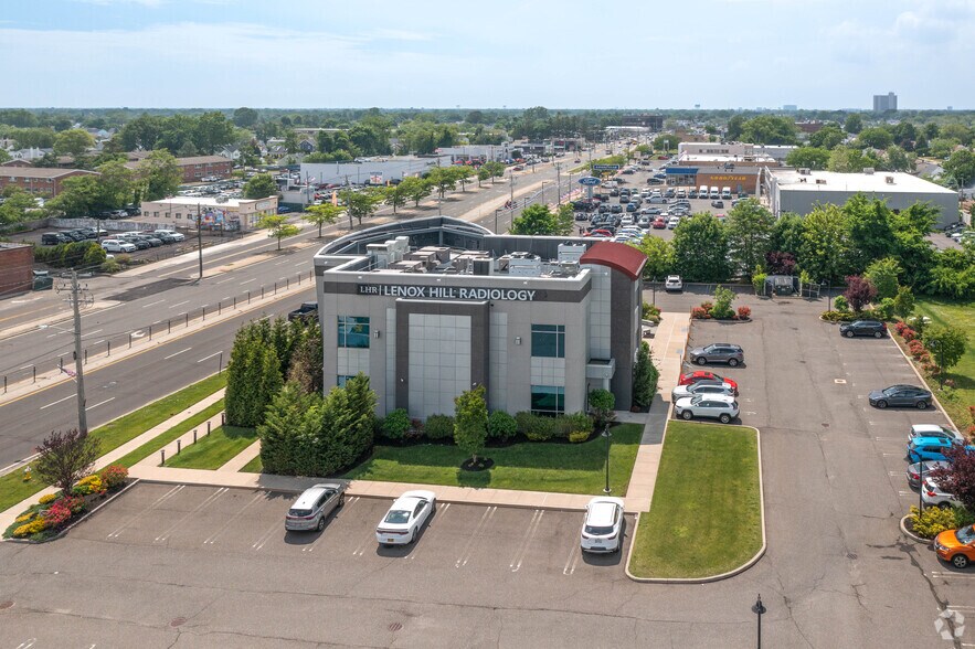 3235 Hempstead Tpke, Levittown, NY à vendre - Photo du bâtiment - Image 3 de 9