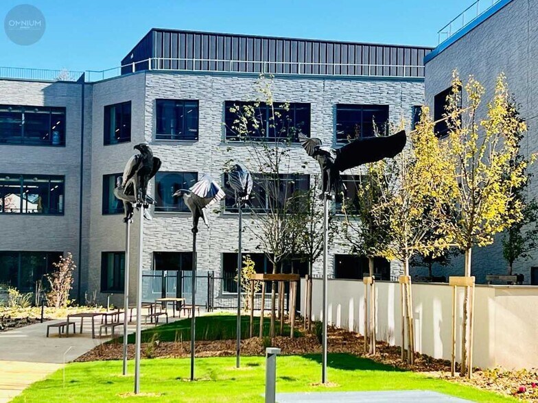 Office in Villeurbanne for lease - Building Photo - Image 1 of 28