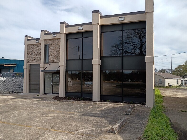 2611 Clinton Ave W, Huntsville, AL à louer - Photo du bâtiment - Image 3 de 14