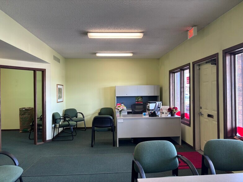 814 S Main St, Lapeer, MI for lease - Building Photo - Image 3 of 19
