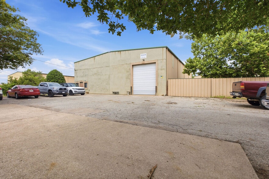 2349 Patterson Industrial Dr, Pflugerville, TX à louer - Photo du bâtiment - Image 2 de 8