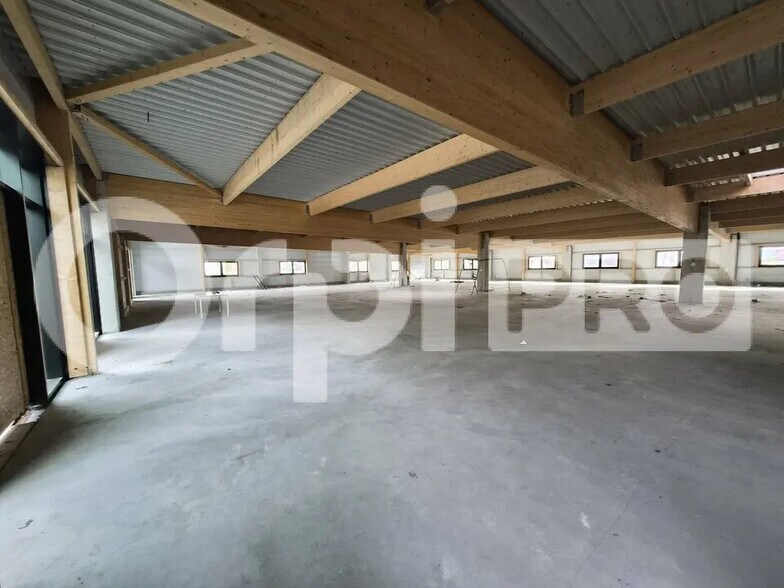 Flex in Cormontreuil for lease - Interior Photo - Image 2 of 5