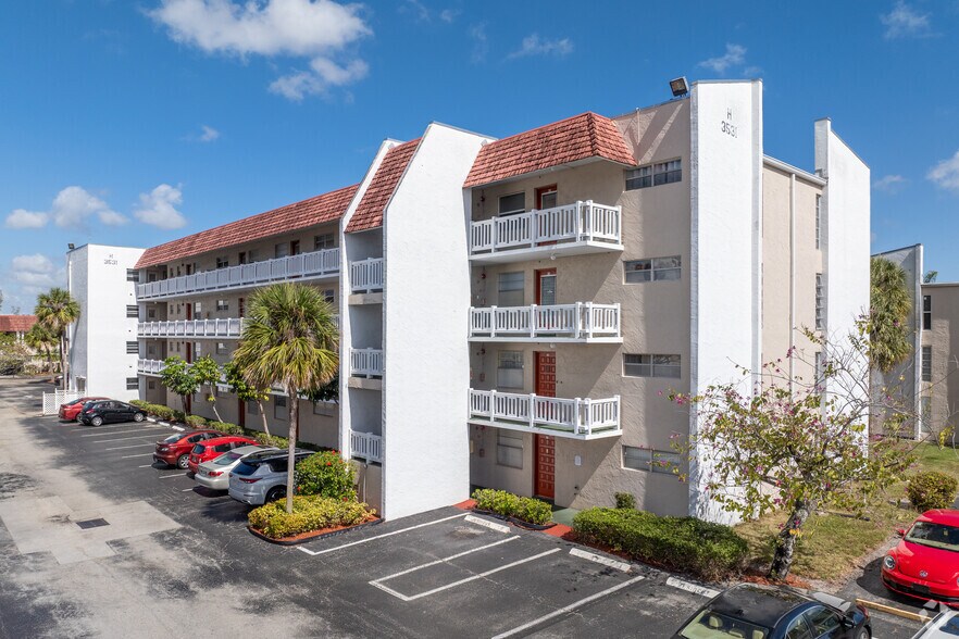 3501-3776 Inverrary Dr, Lauderhill, FL à vendre - Photo principale - Image 1 de 1