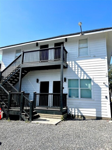 9 Door Investment Property portfolio of 5 properties for sale on LoopNet.ca - Building Photo - Image 2 of 74