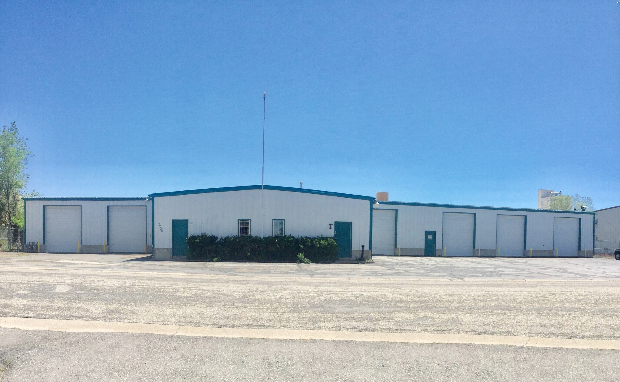 3-Property Industrial Portfolio portefeuille de 3 propriétés à vendre sur LoopNet.ca Photo principale- Image 1 de 13