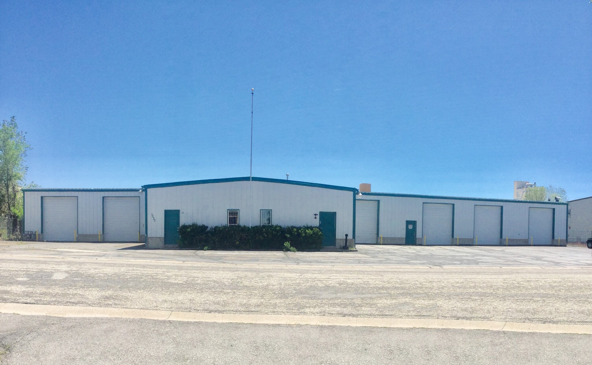 3-Property Industrial Portfolio portfolio of 3 properties for sale on LoopNet.ca Primary Photo- Image 1 of 13