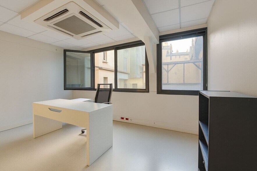 Office in Paris for lease - Interior Photo - Image 1 of 8