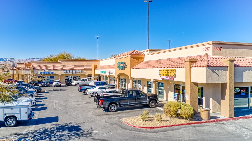 5597 S Rainbow Blvd, Las Vegas, NV à louer - Photo du bâtiment - Image 3 de 10