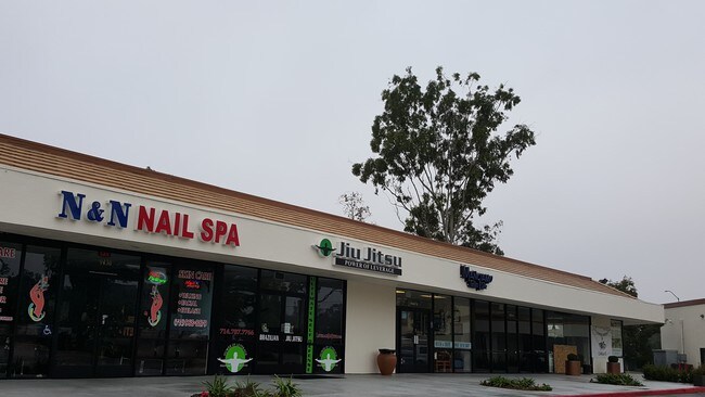 Plus de détails pour 9430 Warner Ave, Fountain Valley, CA - Commerce de détail à louer