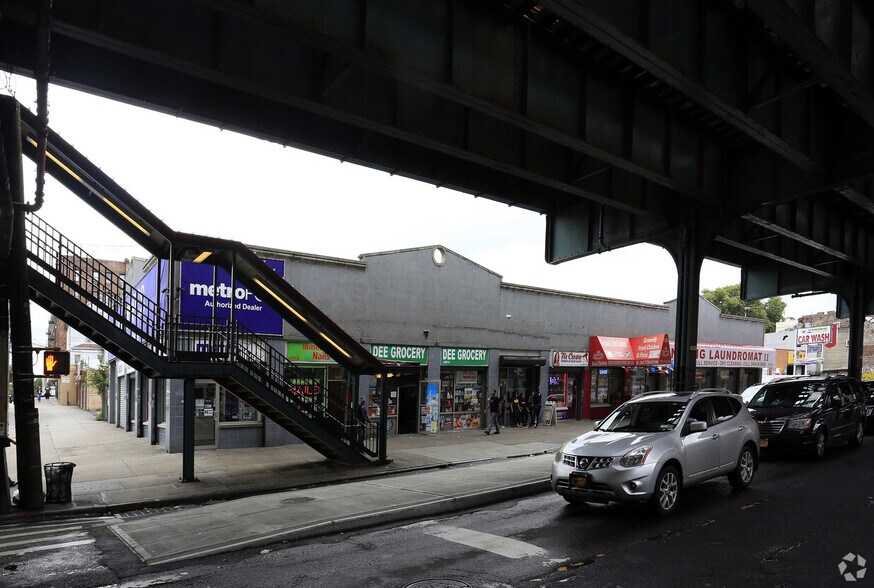3201-3211 White Plains Rd, Bronx, NY à louer - Photo du bâtiment - Image 2 de 8