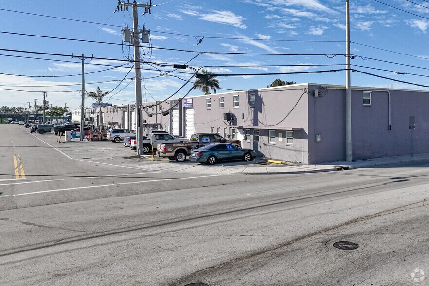 1612-1646 W 31st Pl, Hialeah, FL à louer - Photo du bâtiment - Image 1 de 13