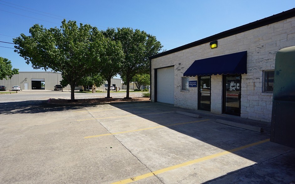 105 Halmar Cv, Georgetown, TX for lease - Building Photo - Image 3 of 8