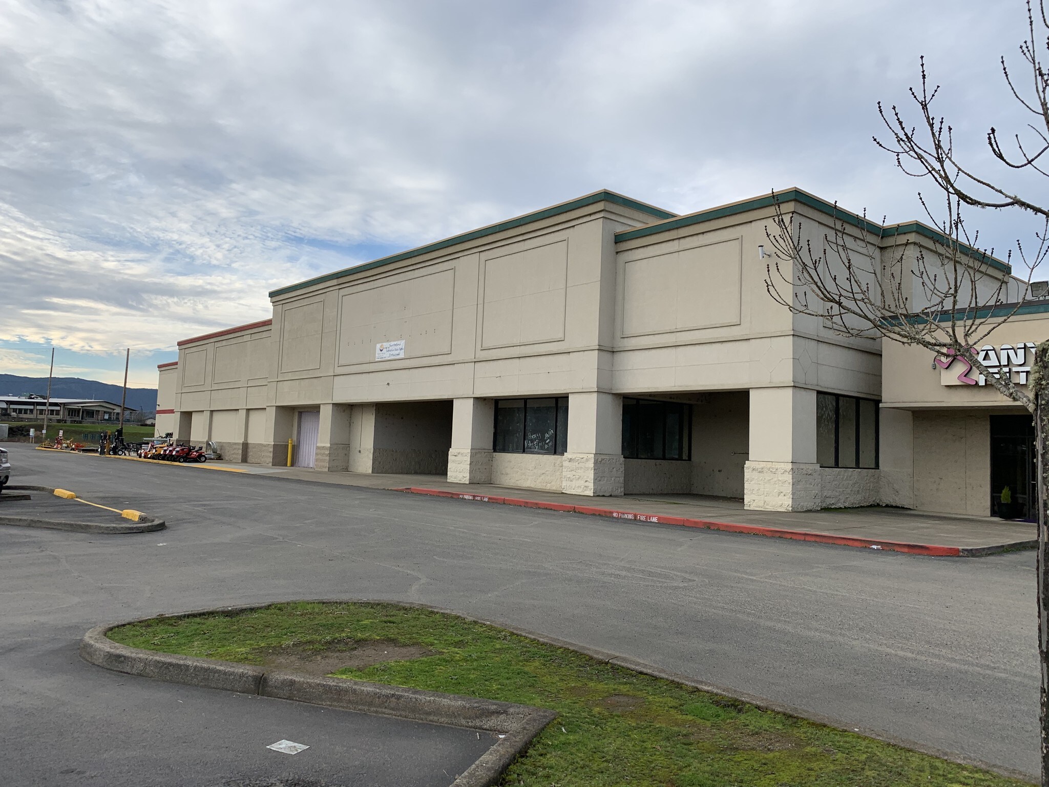 328-338 Dakota St, Sutherlin, OR for lease Building Photo- Image 1 of 24