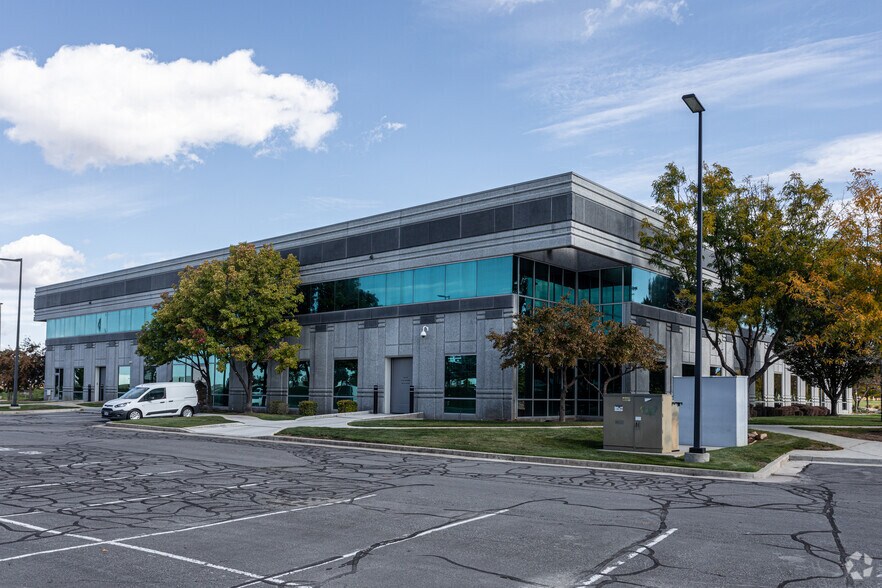 4897 W Lake Park Blvd, Salt Lake City, UT à vendre - Photo du bâtiment - Image 3 de 8