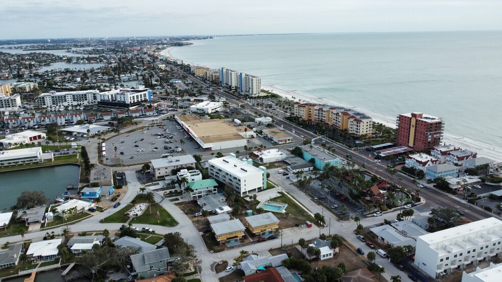 15398 2nd St E, Madeira Beach, FL à vendre - Photo du bâtiment - Image 1 de 64