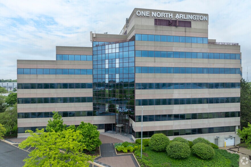 1500 W Shure Dr, Arlington Heights, IL à vendre - Photo principale - Image 1 de 5