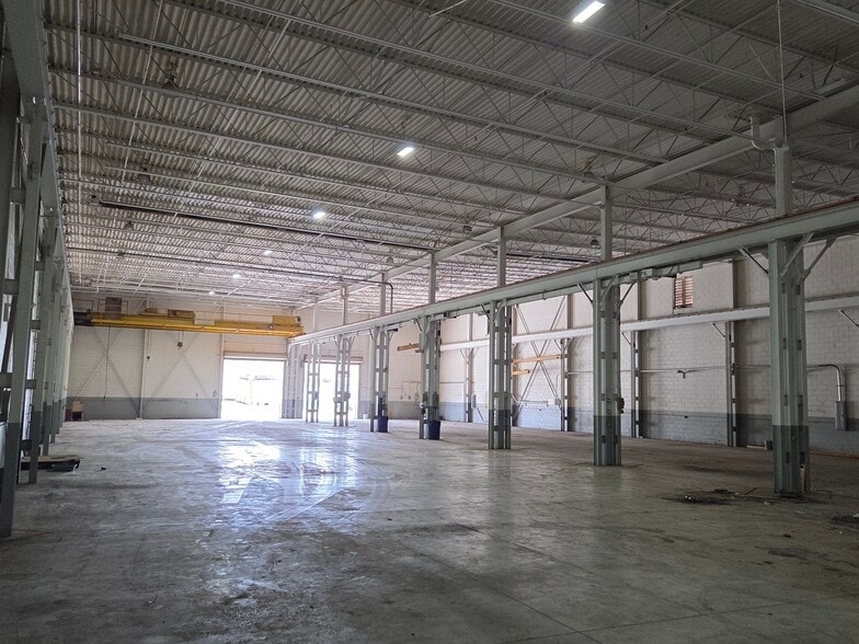 44538 Macomb Industrial Dr, Clinton Township, MI for lease - Interior Photo - Image 2 of 5