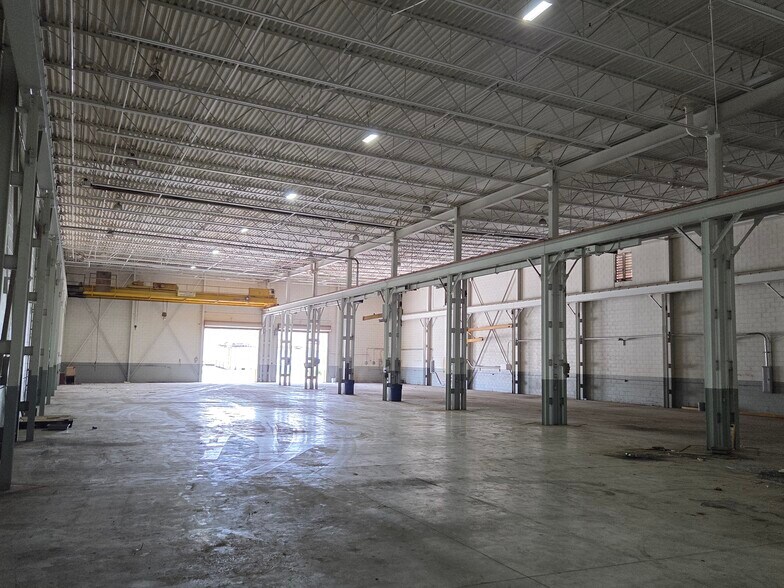 44538 Macomb Industrial Dr, Clinton Township, MI à louer - Photo intérieure - Image 2 de 5