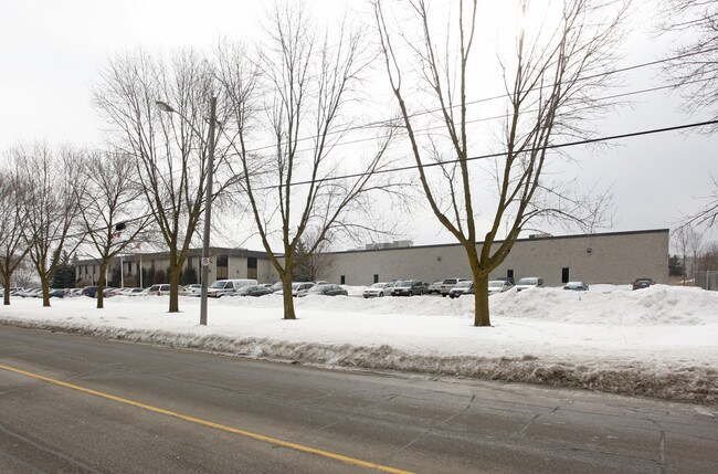 Plus de détails pour 245 Edward St, Aurora, ON - Industriel à vendre
