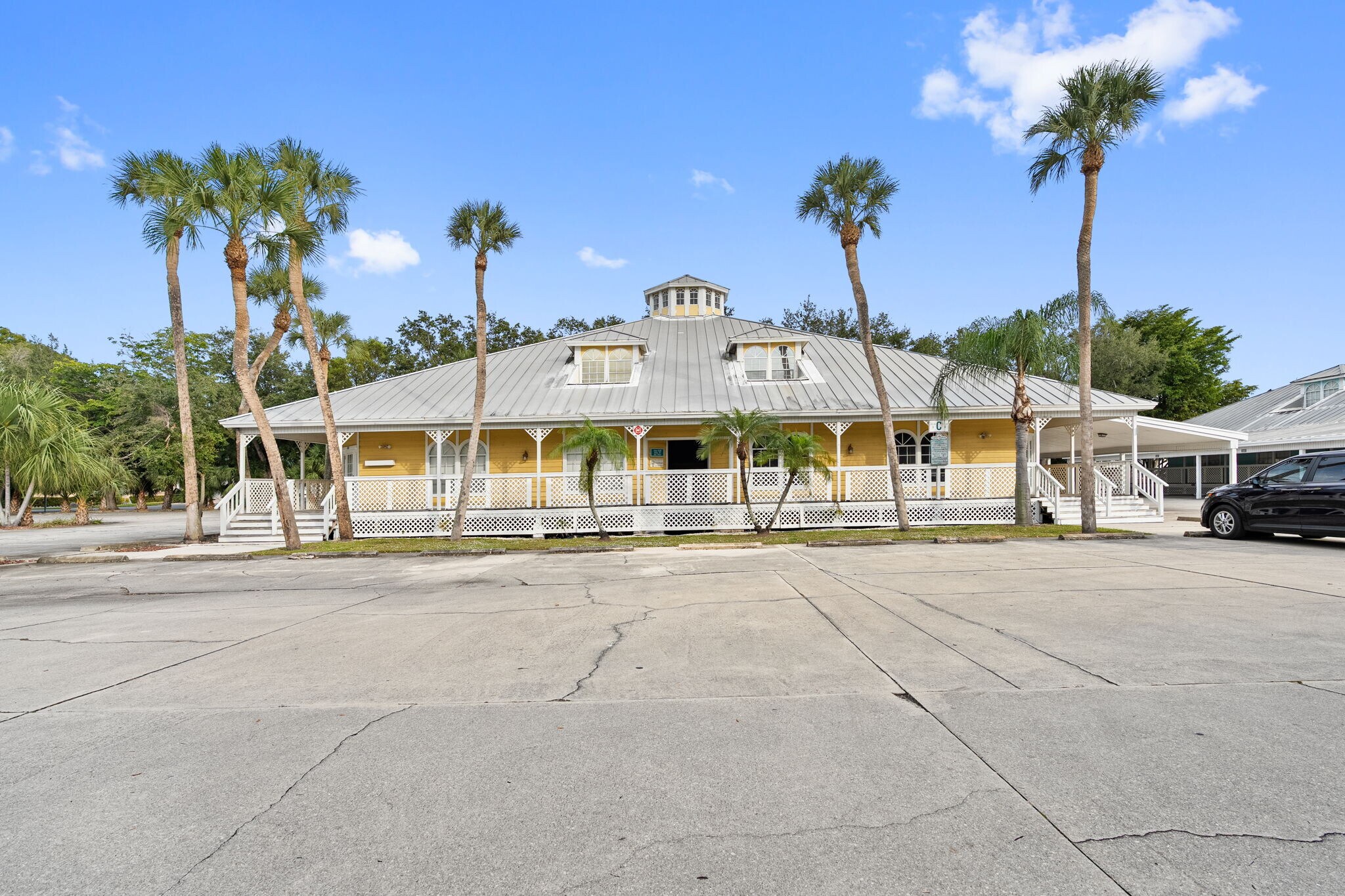 1342 Colonial Blvd, Fort Myers, FL à louer Photo principale- Image 1 de 2