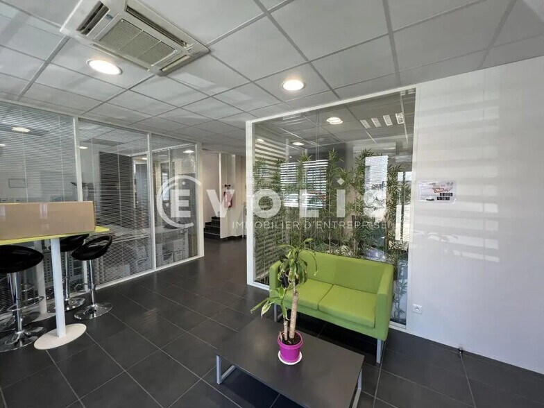 Flex dans Vaulx-en-Velin à louer - Photo du bâtiment - Image 2 de 10