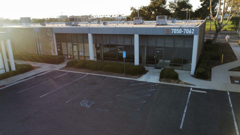 7050-7062 Convoy Ct, San Diego, CA à louer - Photo du bâtiment - Image 3 de 12