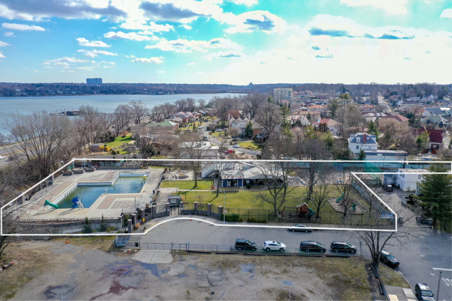 21714 24th Ave, Bayside, NY for sale - Primary Photo - Image 1 of 1