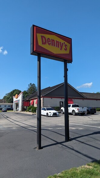 1177 Reservoir Ave, Cranston, RI à louer - Photo du bâtiment - Image 3 de 3