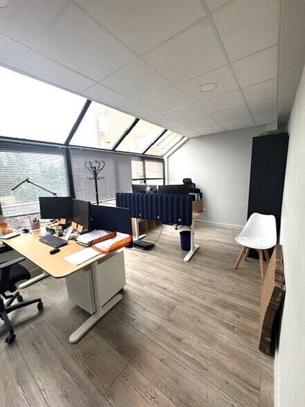 Office in Champagne-au-Mont-d'Or for lease - Interior Photo - Image 1 of 6