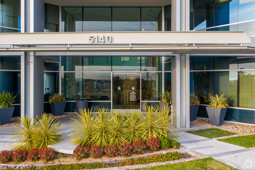 5140-5150 W Goldleaf Cir, Los Angeles, CA à louer - Photo du bâtiment - Image 3 de 6