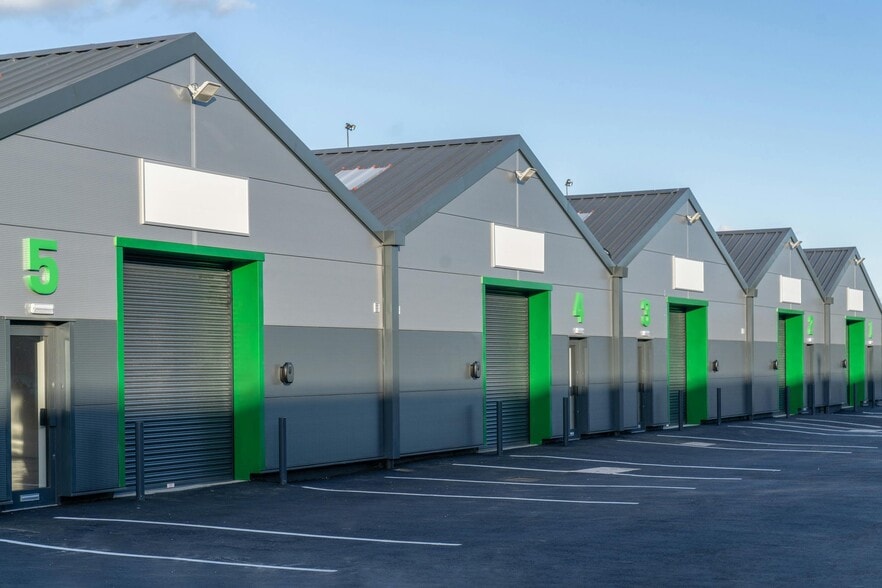 23 Crown Rd, Enfield for lease - Building Photo - Image 3 of 44