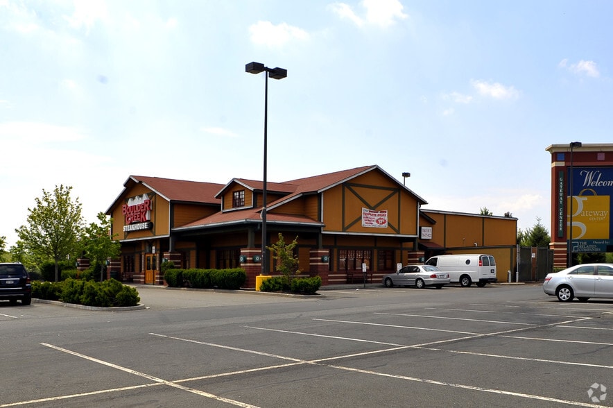 355 Gateway Dr, Brooklyn, NY for lease - Primary Photo - Image 1 of 5