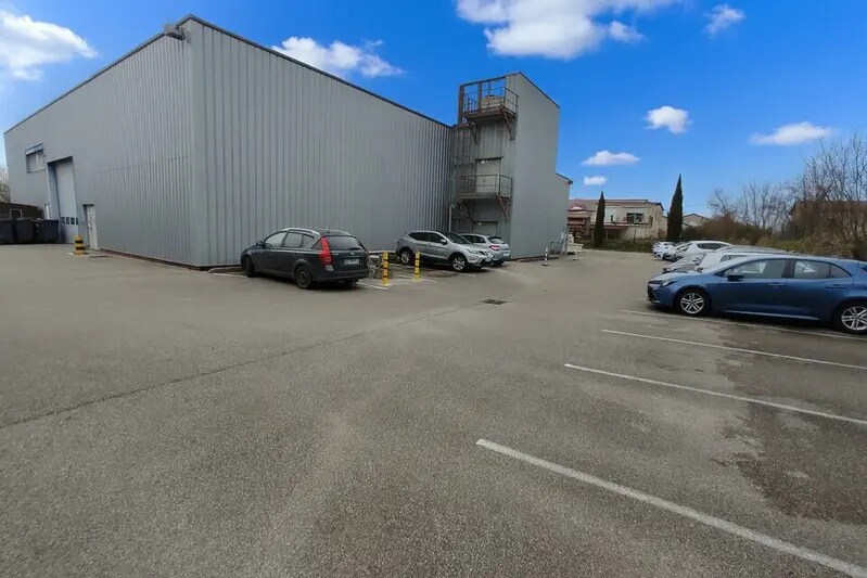 Local d'activités dans Vaulx-Milieu à vendre - Photo du bâtiment - Image 1 de 10