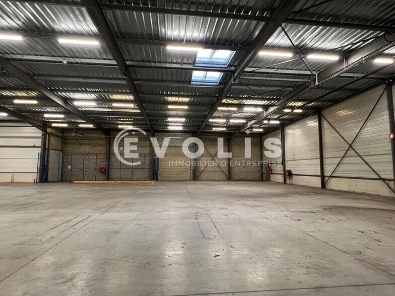 Industrial in Le Haillan for lease - Interior Photo - Image 2 of 10