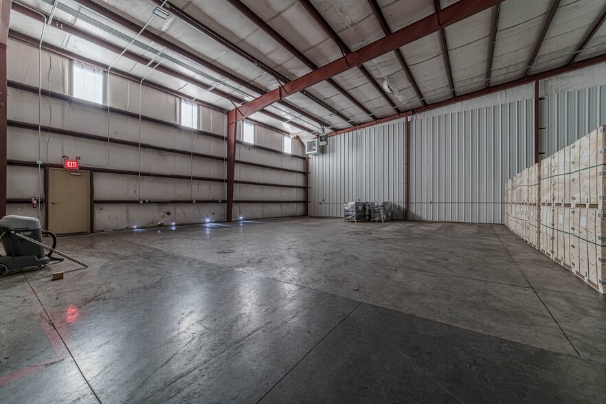 Bluff Road & Horse Pen Bay Court portfolio of 3 properties for sale on LoopNet.ca - Interior Photo - Image 3 of 99