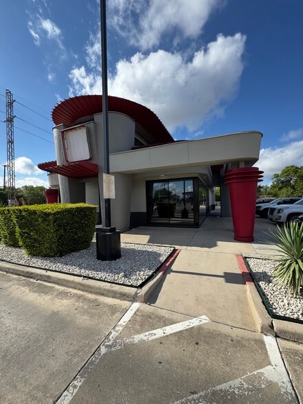 3702 SW Military Dr, San Antonio, TX for lease - Building Photo - Image 3 of 7