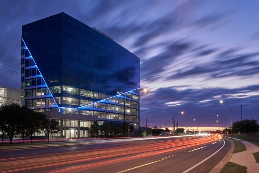 10721 Domain Dr, Austin, TX à louer - Photo du bâtiment - Image 3 de 7