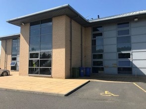 Riverside Way, Irvine à louer Photo du bâtiment- Image 1 de 2