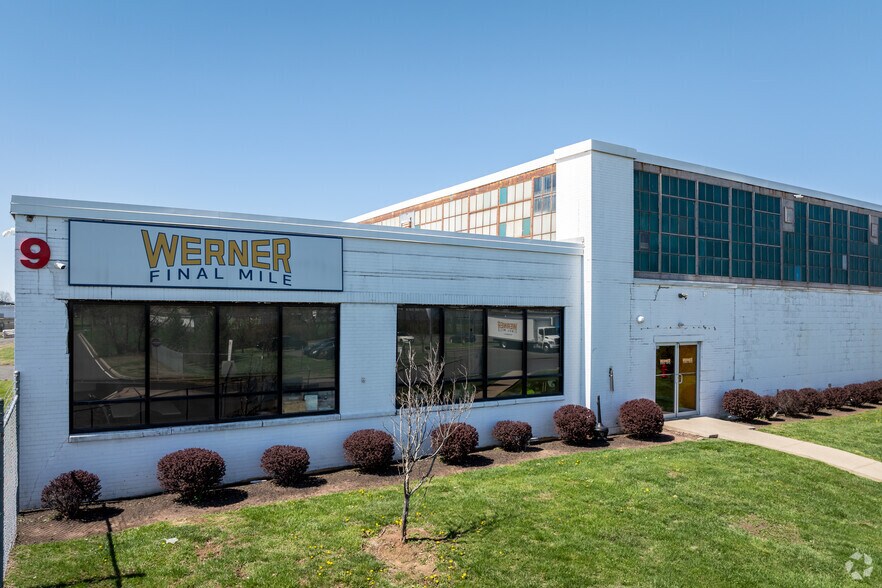 9 Finderne Ave, Bridgewater, NJ à louer - Photo du bâtiment - Image 2 de 8