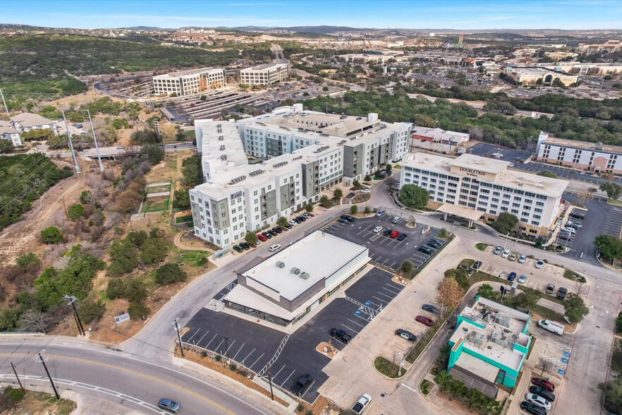 15622 Chase Hill Blvd, San Antonio, TX à louer - Photo du bâtiment - Image 3 de 7