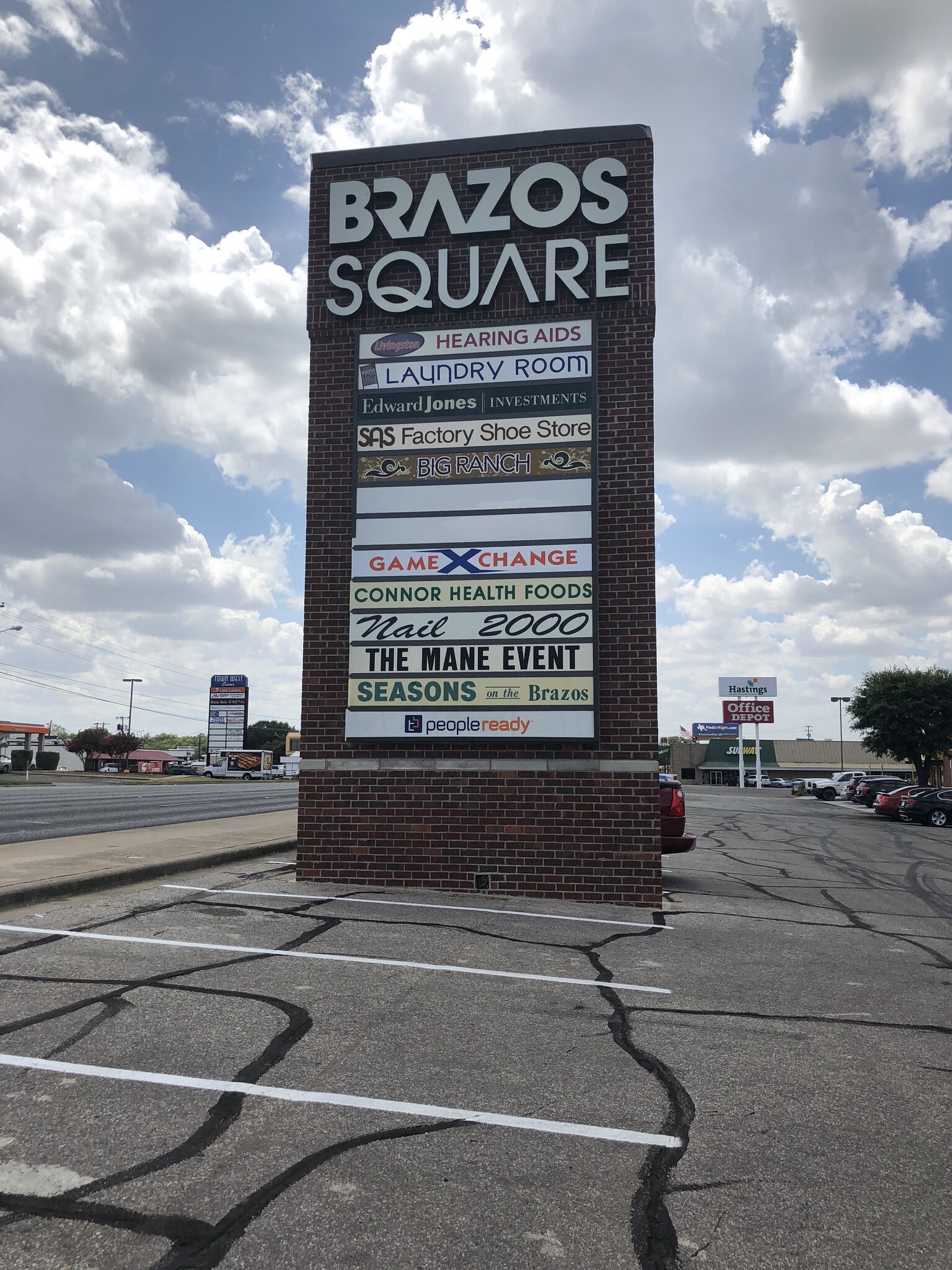 1411 N Valley Mills Dr, Waco, TX à louer Photo principale- Image 1 de 5