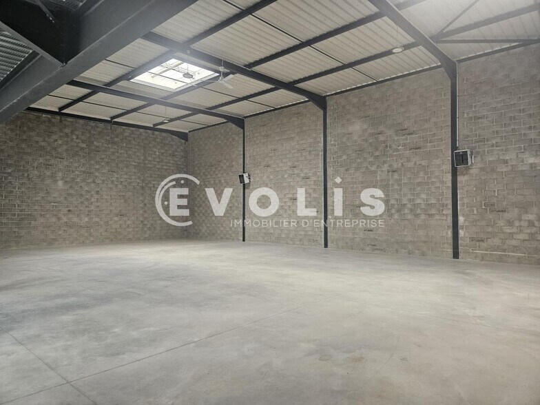 Flex in Marolles En Hurepoix for sale - Interior Photo - Image 3 of 11