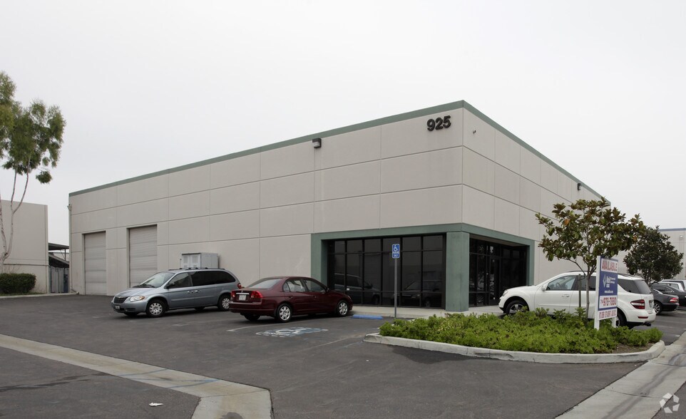 925 E Orangefair Ln, Anaheim, CA à louer - Photo du bâtiment - Image 3 de 3