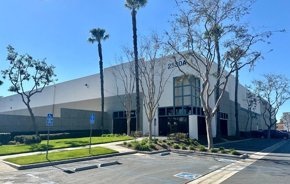 2530 E Lindsay Privado, Ontario, CA for lease - Building Photo - Image 2 of 19