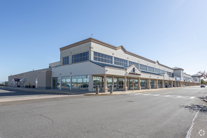 234 Airport Plaza Blvd, Farmingdale, NY for lease - Building Photo - Image 1 of 13