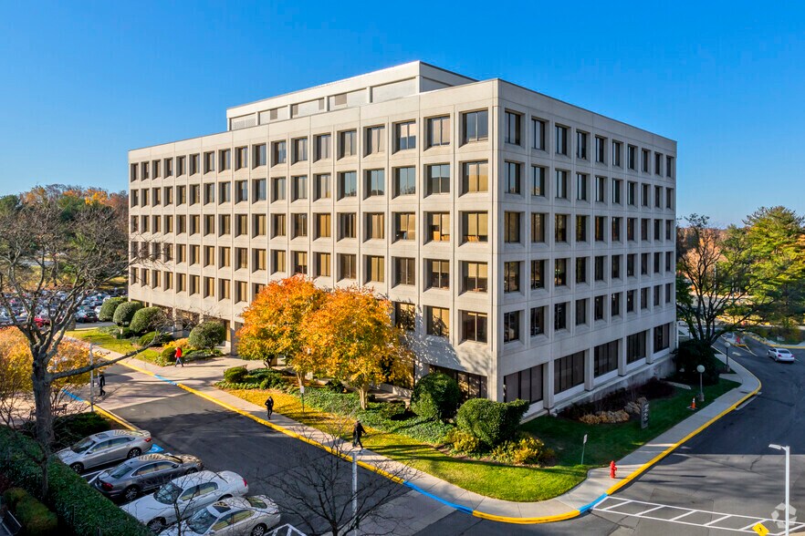 10215 Fernwood Rd, Bethesda, MD à louer - Photo du bâtiment - Image 2 de 7