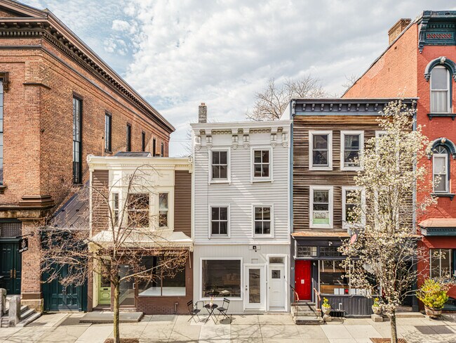 More details for 323 Warren St, Hudson, NY - Retail for Sale