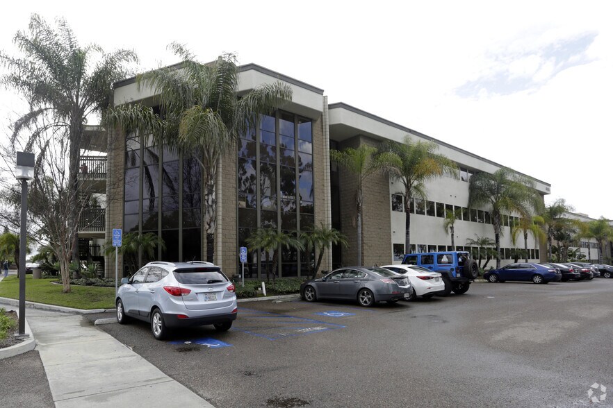 8825 Aero Dr, San Diego, CA à louer - Photo du bâtiment - Image 1 de 5