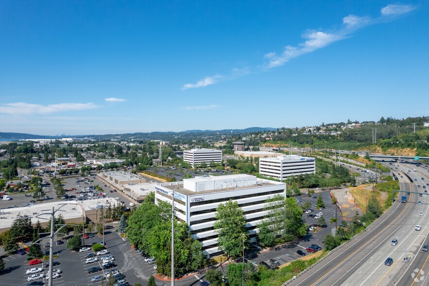 555 S Renton Village Pl, Renton, WA à louer - Photo du bâtiment - Image 3 de 7