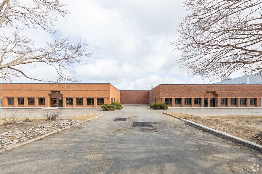 6885-6895 Menway Ct, Mississauga, ON for lease - Building Photo - Image 2 of 36